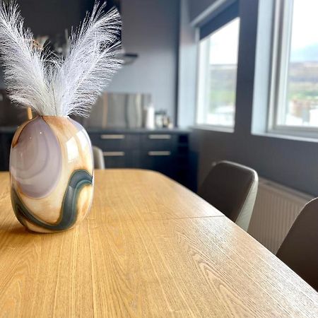 Modern Apartment With Hot Tub In アークレイリ エクステリア 写真